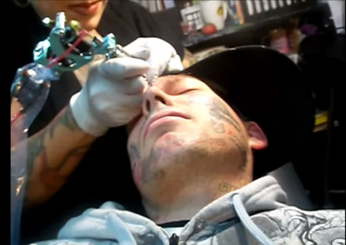 Alaska, Reklam, Tatuering